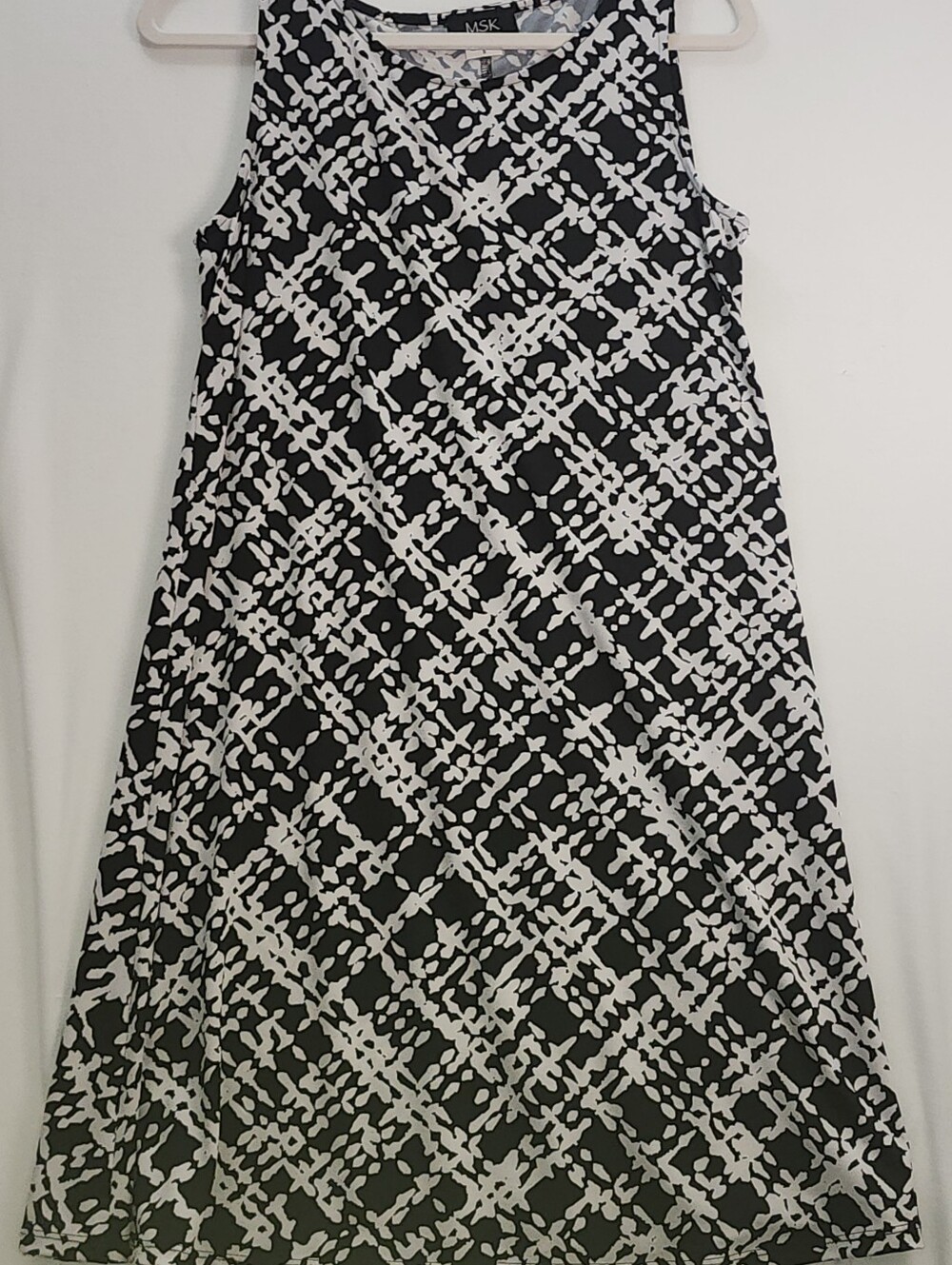 MSK Black and White Geometric Print Sleeveless Shift Dress